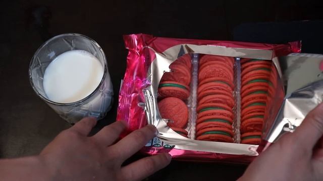 Are they delectable? | Lady Gaga Oreos & Brookie-Oreos LIMITED EDITION | Cynistic Review смотреть онлайн