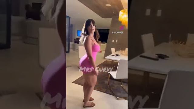 Salome_Larrea_Munoz__US-Based_Curvy_Model__Body_Positivity__ смотреть онлайн