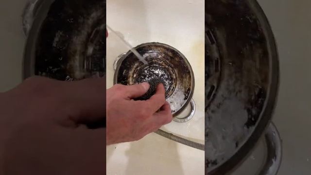 Моем пригоревший жир ионизированной магнитами водой! смотреть онлайн