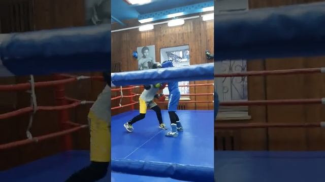 Ученик тренера Кличко, Клебан Никита 11 лет - перебоксировал тяжелее себя на 11 кг