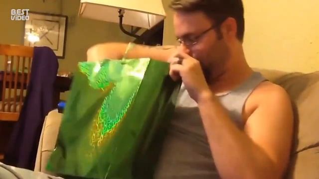 Глухой мужчина узнаёт, что скоро станет отцом Очень трогательное видео смотреть онлайн