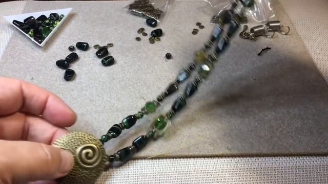 Переделка старых украшений. Часть 4. Бусы с подвеской. смотреть онлайн