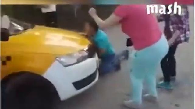Ростовское такси чуть не задавило человека смотреть онлайн