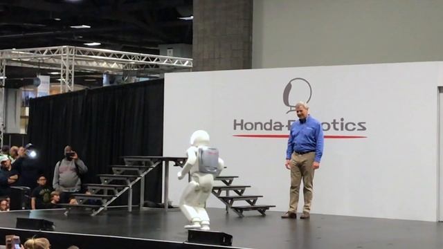 (Backwards Movement & Balance) Honda Asimo Humanoid Robot Demo #5 смотреть онлайн