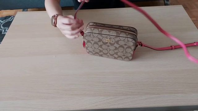 Coach Mini Camera Bag in Signature Canvas - Khaki/ Fuchsia смотреть онлайн