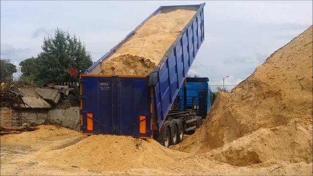 Полуприцеп-самосвал MEGA 50 м3. выгружает опилки. смотреть онлайн