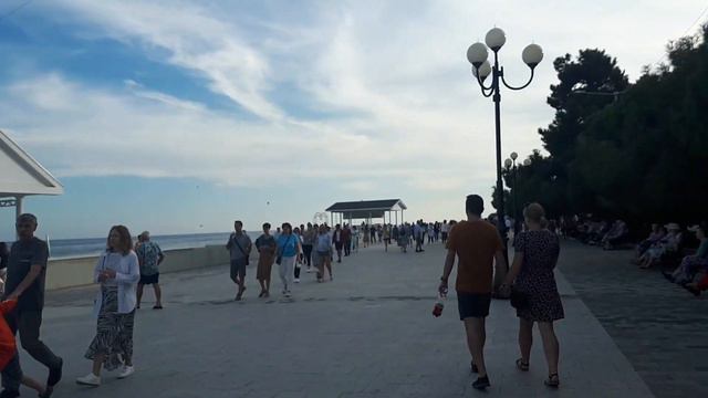 КРЫМ сегодня.АЛУШТА.ПОСМОТРИТЕ СКОЛЬКО НАРОДУ на ЦЕНТРАЛЬНОЙ НАБЕРЕЖНОЙ! смотреть онлайн