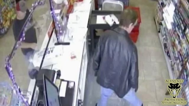 Skilled Defender Yoinks Shotgun From Robber смотреть онлайн