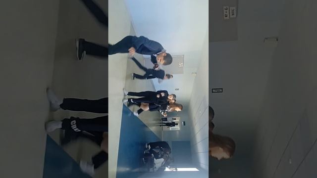 на 3 этаже в 26 школе г Мариуполе происходил танец от одного из учяшегося 6 класса смотреть онлайн