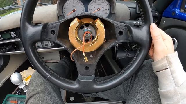Lotus Exige S2 : Démonter le volant (version sans airbag) смотреть онлайн