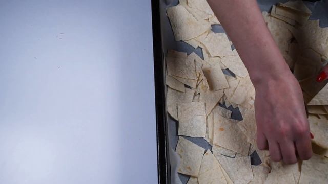 Чипсы из лаваша! С сырным соусом! смотреть онлайн