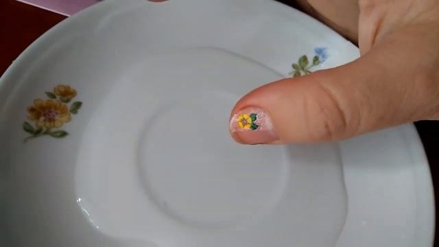 Как нанести наклейку на ноготь. Простой маникюр с водными наклейками. смотреть онлайн