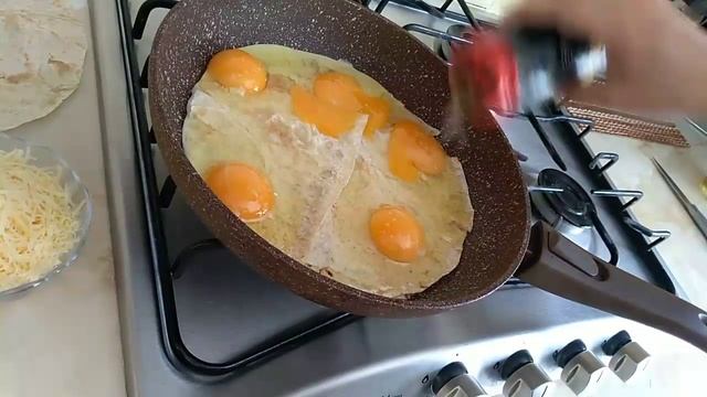 Рецепт невероятно вкусной яишнице в лаваше! Потрясающий завтрак! смотреть онлайн