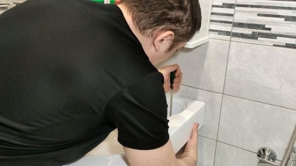 Установка раковины над стиральной машиной, установка смесителя и сифона.