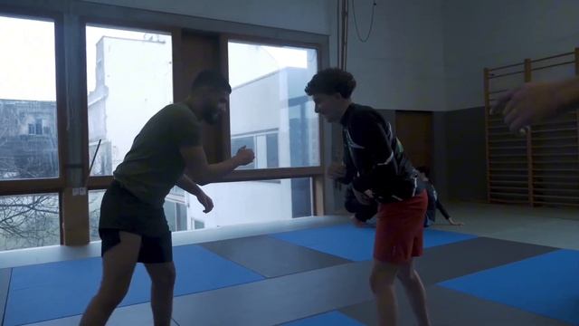 Je reçois un invité dans mon club ! смотреть онлайн