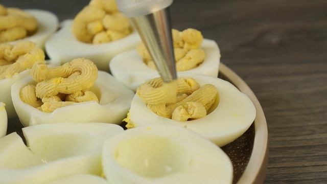 Яйца, фаршированные печенью трески с сыром и красной икрой смотреть онлайн