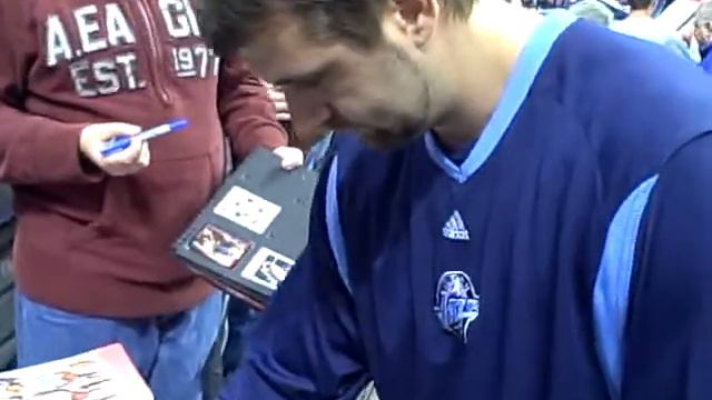 Utah Jazz PF Mehmet Okur Signs Autographs On 12/19/08 in Detroit смотреть онлайн