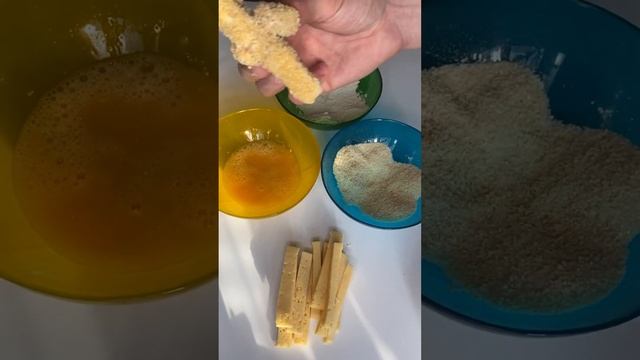 Простой рецепт сырных палочек и луковых колец #закуска #закускарецепт #вкусное #еда #кпиву #сыр смотреть онлайн