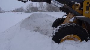 Чистим снег погрузчиком  (ЗАСТРЯЛИ В СНЕГУ )