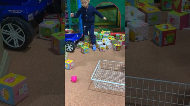 Играем в детской игровой комнате Детские игры Миша строит башню смотреть онлайн