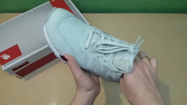 New Balance Women's 696v1 Classic Sneaker - женские классические кроссовки. смотреть онлайн