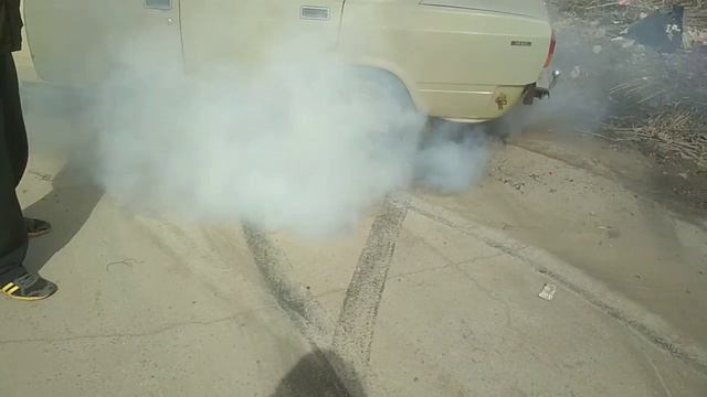 Пацаны жгут старую резину. смотреть онлайн