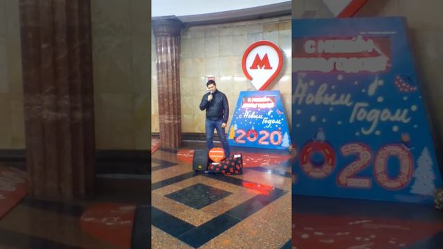 Николай Рябуха поет в метро смотреть онлайн
