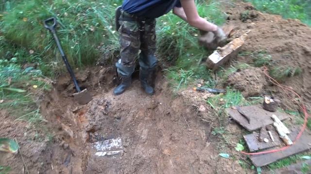 Немцы оставили это на дне траншеи / The Germans left this at the bottom of the trench. смотреть онлайн