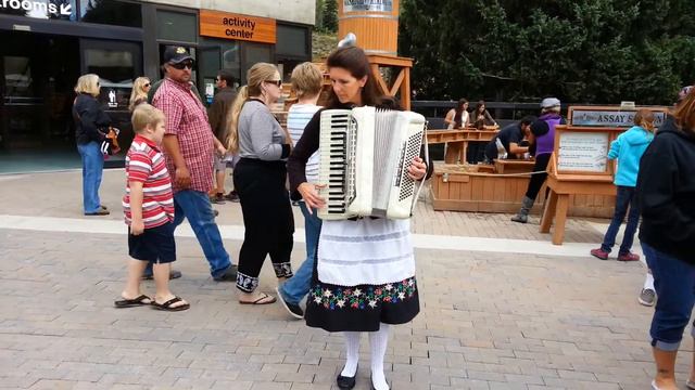 Oktoberfest 2013 accordion player Yvonne Mueller смотреть онлайн