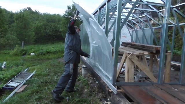 Поликарбонат монтаж в одиночку вертикальных листов. Как самому прикрепить поликарбонат на теплицу.