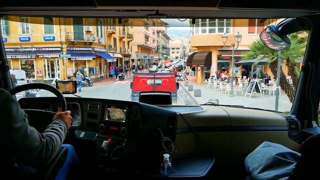 POV DRIVE MERCEDES BENZ ACTROS - Narrow streets and traffic in Italy смотреть онлайн
