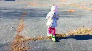 Ребёнок в 2 года катается на самокате ! София осваивает первое ТС