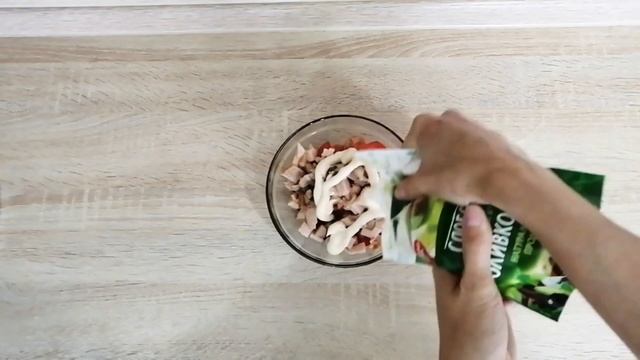 ВКУСНЕНЬКИЙ САЛАТ ИЗ ФАСОЛИ И КОПЧЕНОЙ КУРОЧКИ смотреть онлайн