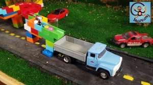 Город для Игрушек Машинок. Строим горку для Шариков с Синим грузовичком. Манкиту