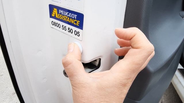 Peugeot 107: Ставим заглушки на дверь автомобиля смотреть онлайн