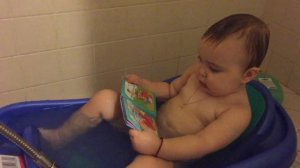 Вот так надо купать ребенка  bath time