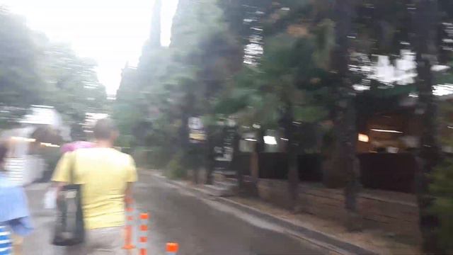 КРЫМ ЯЛТА В НАЧАЛЕ БАРХАТНОГО СЕЗОНА,ЛЮДЕЙ ПОЛНО ГУЛЯЮТ,СТОЛОВАЯ ПО ДОМАШНЕМУ.ЦЕНТР УЛИЦЫ.ЯЛТА2021. смотреть онлайн