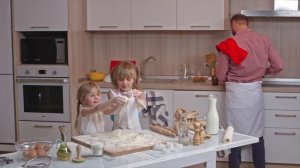 Папа и дочь готовят пиццу