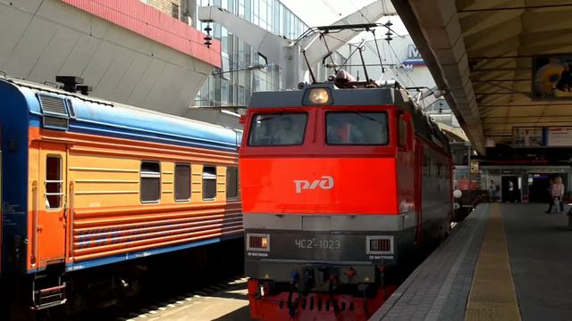 "Старый терем!" ЧС2т-1023 на Ленинградском вокзале смотреть онлайн