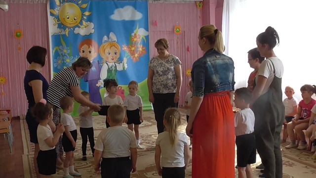 Музыкальная игра Шапочку передавайте смотреть онлайн