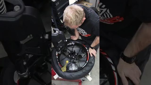 NEW CARBON RIMS and special tire смотреть онлайн