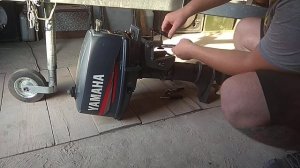 Снятие винтов струбцины на лодочном моторе.