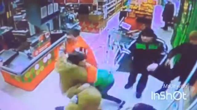 Администратор магазина кинулась драться с покупателем смотреть онлайн