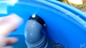Делаю слив воды из бочек.