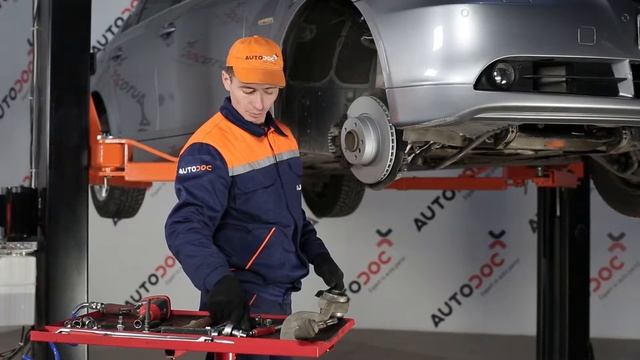 Kā nomainīt BMW 5 E60 Priekšas riteņa balsta kronšteins [Pamācība] смотреть онлайн