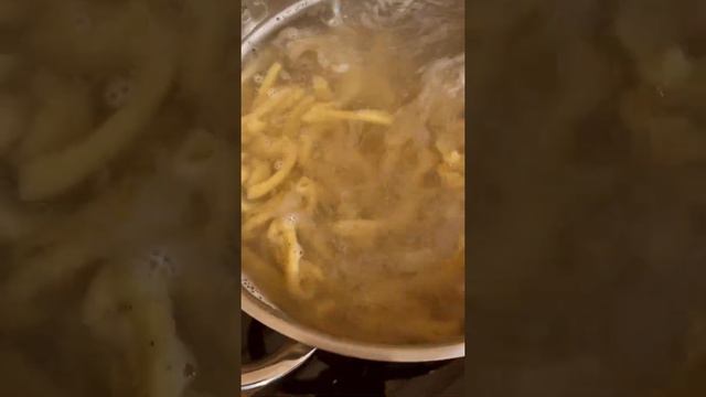 Паста "Casarecce томат, базилик, чеснок" с бураттой смотреть онлайн