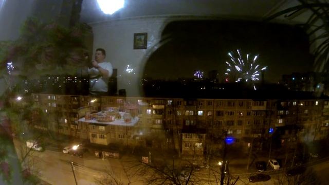 "А из нашего окошка"... новогодний салют над Гидростроем. Краснодар 2014-15 смотреть онлайн