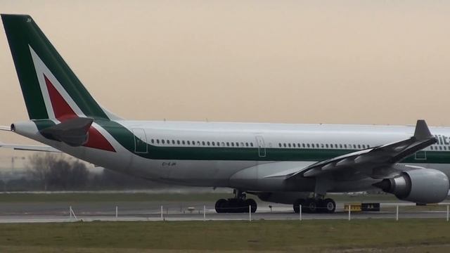 Airbus A330-200 Alitalia | decollo | take off | 16R Rome Fiumicino FCO LIRF смотреть онлайн