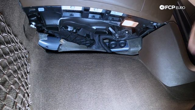 Porsche Panamera Cabin Air Filter Replacement DIY (2010-2016 Porsche Panamera 970 4.8L V8) смотреть онлайн