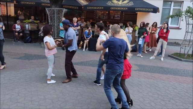 Шикарный отдых с танцем на улице! смотреть онлайн